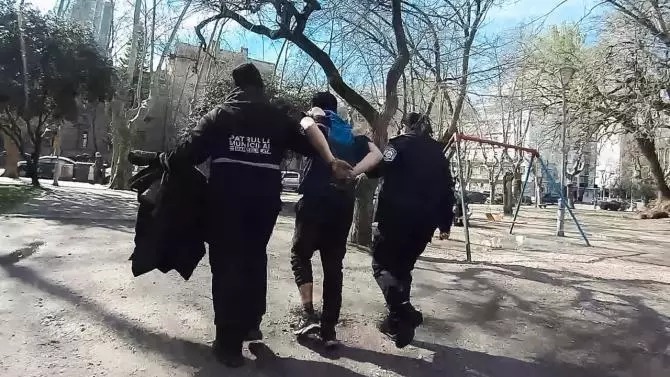 Detuvieron a un hombre por violar una restricción en el Centro