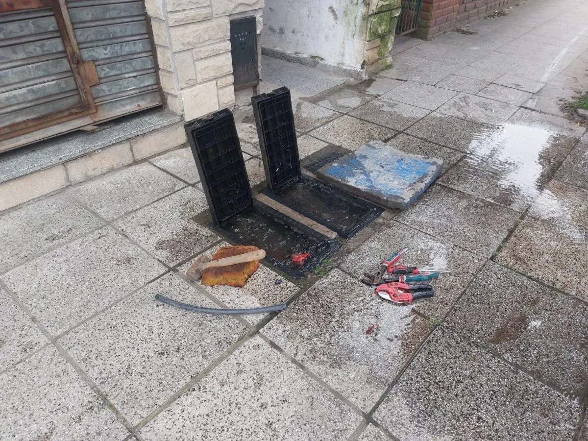 Roban 4 medidores en una cuadra y ya suman 20 denuncias