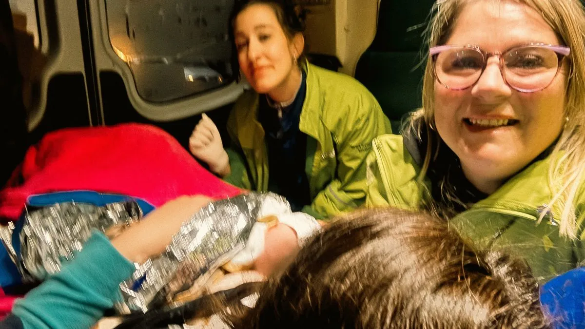 Una joven dio a luz en un auto y llegó al Materno