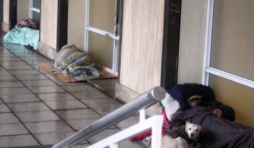 Guardavidas preparan viandas para la calle
