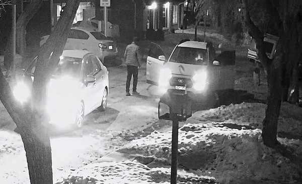 Tres delincuentes los abordaron al llegar a casa en Mogotes