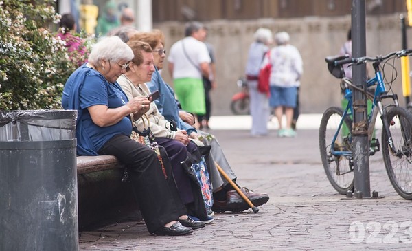 Jubilados denuncian débitos cada tres días en sus cuentas