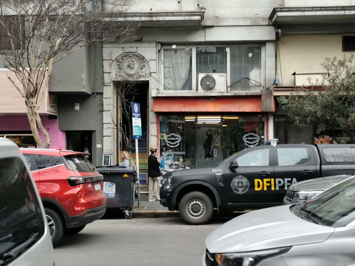 Pesos falsos y divisas en allanamientos del centro