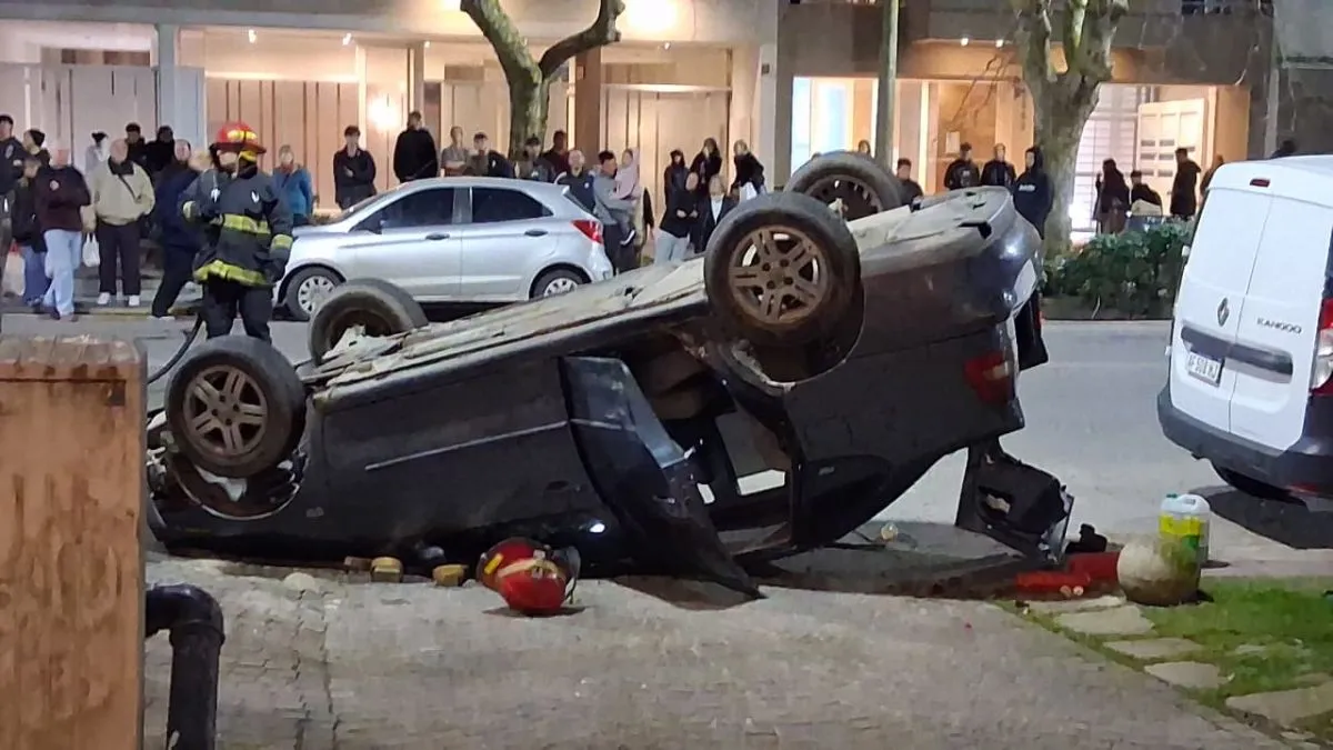 Choque y vuelco en Libertad y Jujuy: rescataron a un conductor