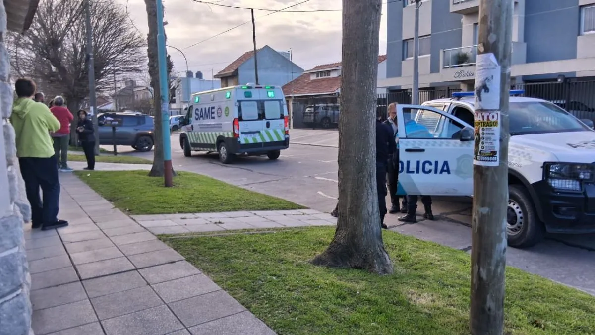 Ataque de seis motochorros: fierrazo y robo de auto