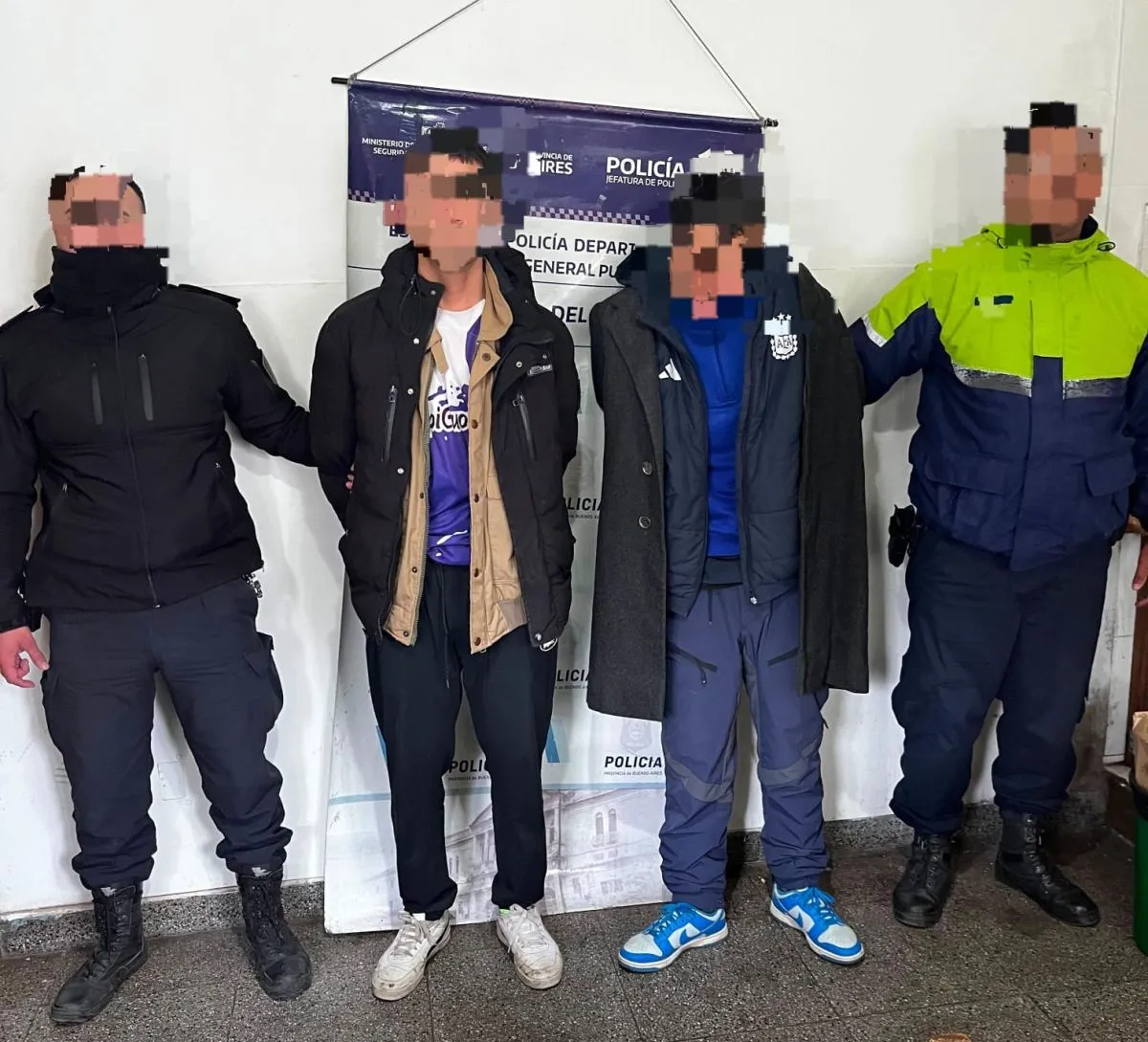 Detuvieron a un hombre con una 9 mm en el morral en Batán