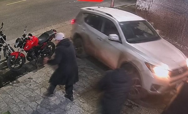 Camioneta volcó y embistió una vereda en Cerrito