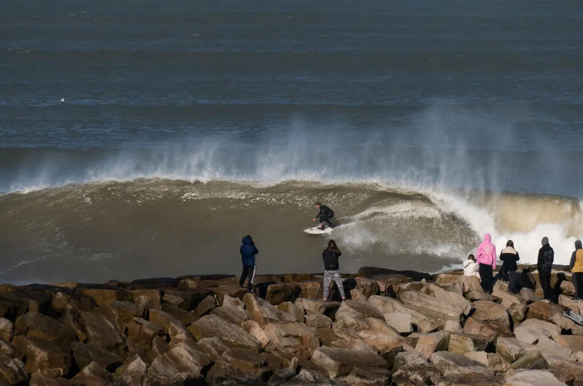 El invierno no espanta al surf marplatense