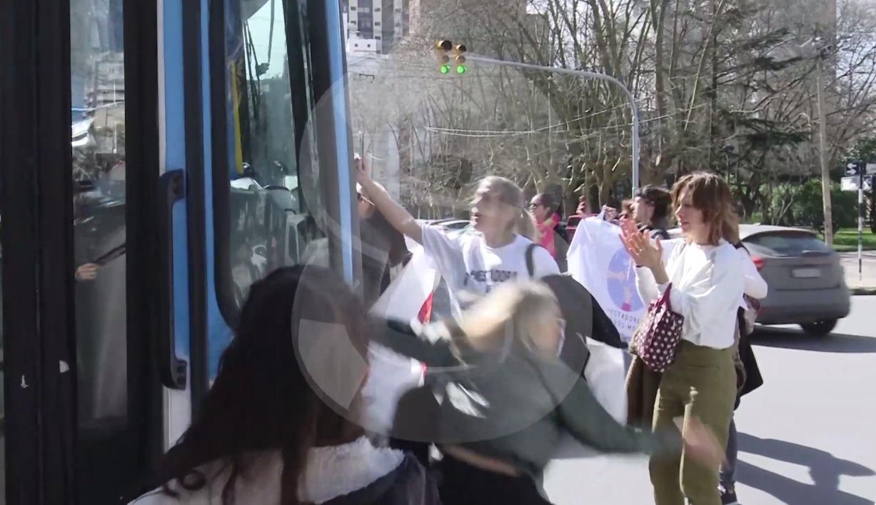 Un colectivo empujó a una trabajadora en una protesta