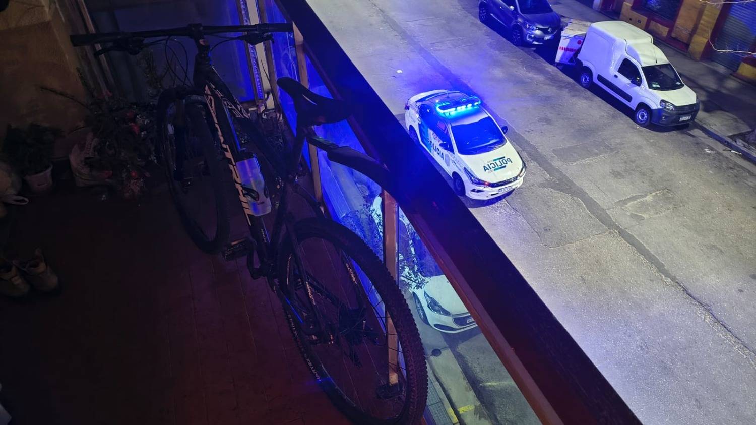 Escalaron un balcón por una bici y cayeron a 200 metros