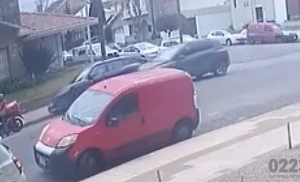 Celular, choque y fuga: casi atropellan a una repartidora