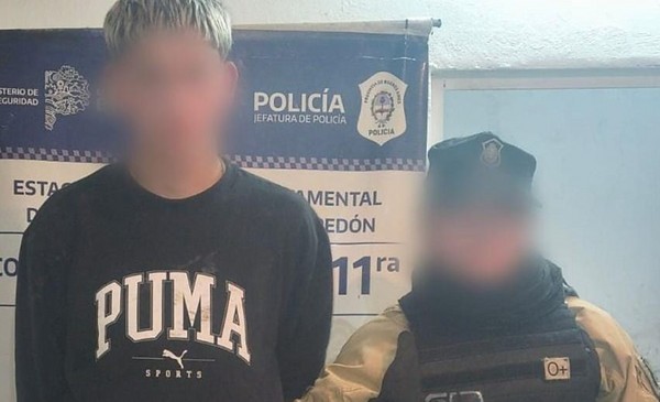 Dos detenidos tras el robo de un auto, uno de 15 años