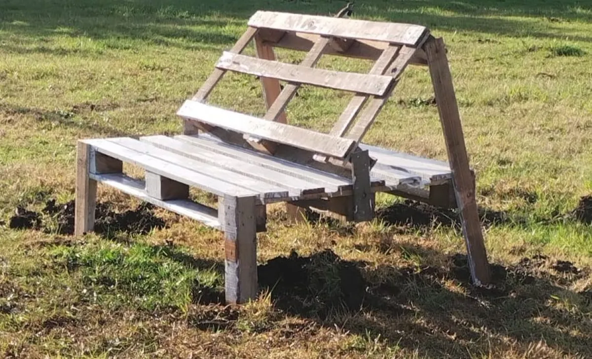 La plaza hecha con pallets sufrió robos y destrozos