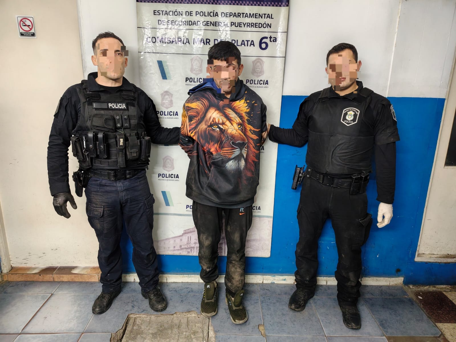 Le robó la moto a punta de arma y cayó por los techos