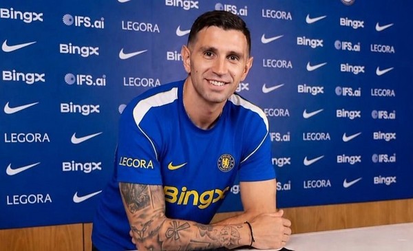 Dibu Martínez cambia de club y sigue en la Premier