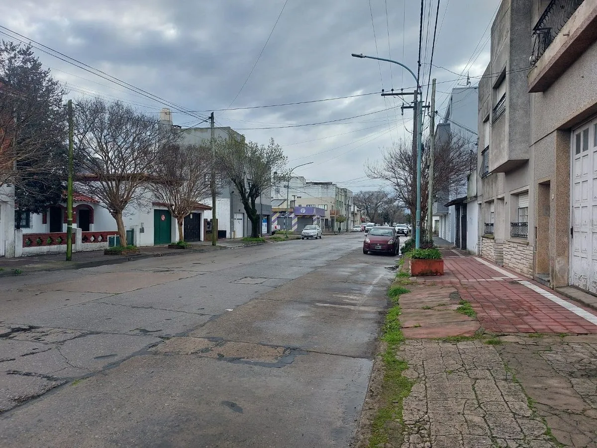 Robaron un auto en Don Bosco mientras una mujer lo cargaba