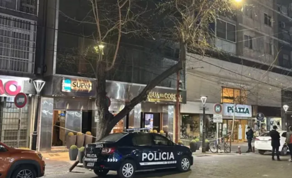 Murió al caer de un hotel y detuvieron a su pareja