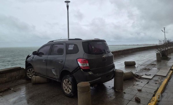El viento lo sacó de la curva y chocó en Playa Chica
