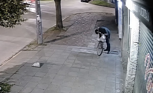 Tercer medidor robado en Jara y el ciclista quedó grabado