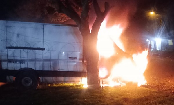 Quemaron una camioneta y se llevaron los repuestos