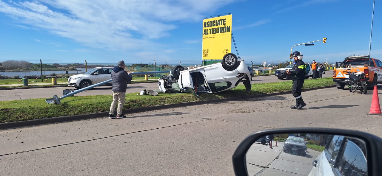 Un auto chocó un poste y volcó en Punta Mogotes