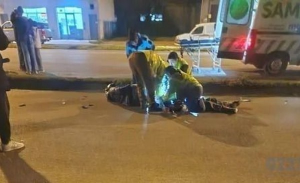 Dos jóvenes hospitalizados tras un choque en avenida Luro