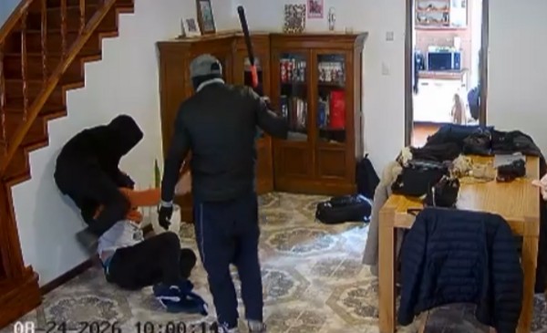 Golpes con un palo de hockey en una entradera en San Carlos