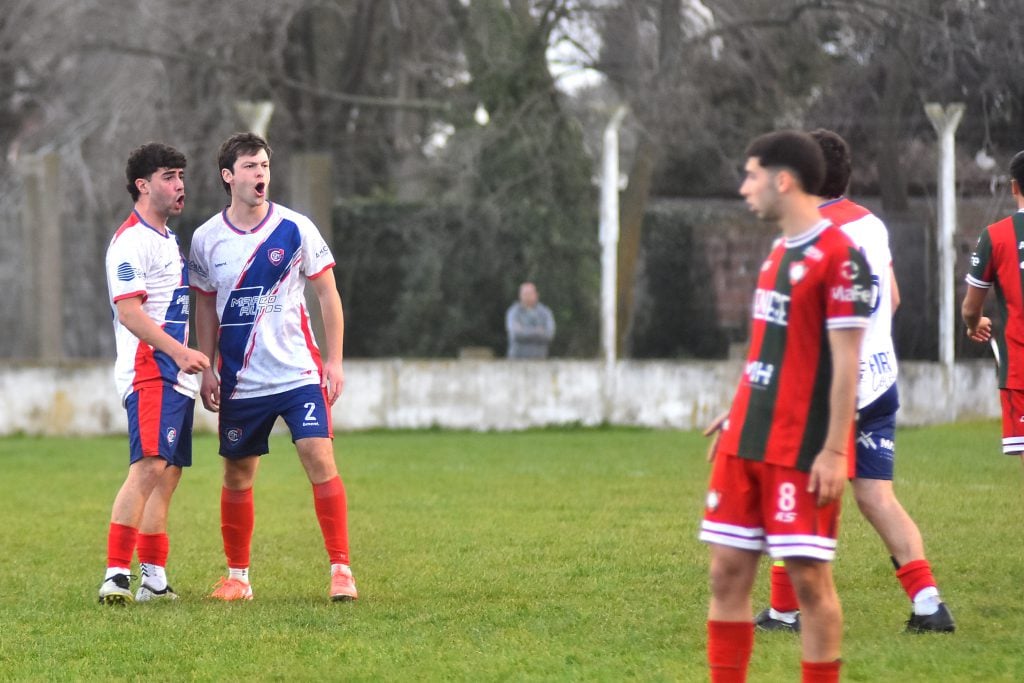 Cadetes ganó 2-1 y manda solo con cuatro triunfos