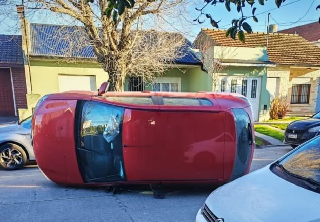 Vuelco en Uruguay y Brandsen tras chocar un auto estacionado
