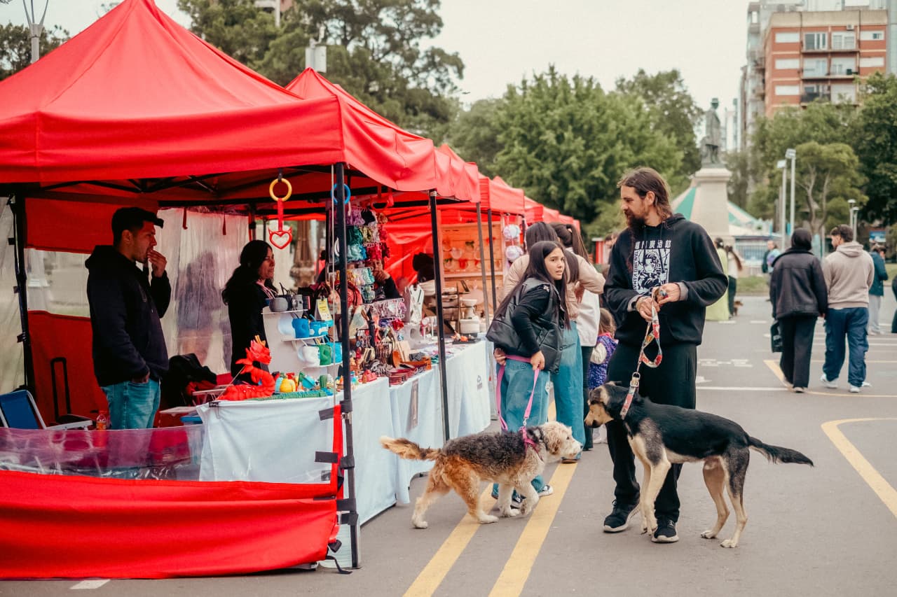 Feria solidaria en Plaza Mitre por el cáncer de mama