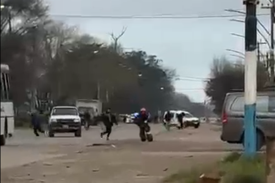 Video de una barrera humana en Juan B. Justo y 180