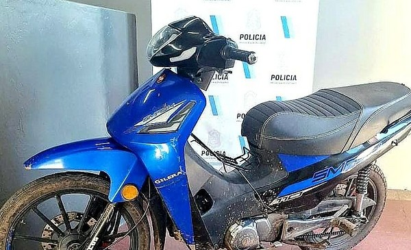 Pisteaba en Batán y la moto era robada