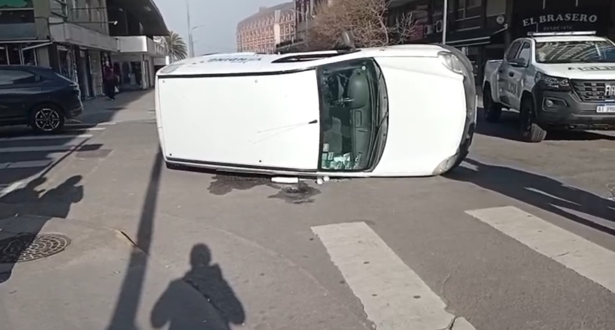 Volcó una Kangoo tras un choque en Entre Ríos y Rivadavia