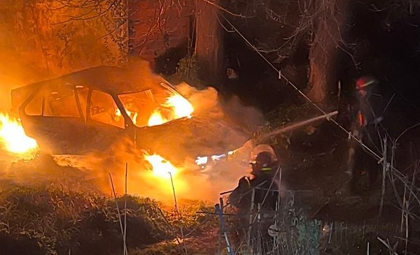 Volvieron a quemar autos y el barrio vive con miedo
