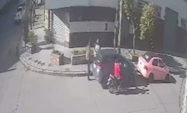 Motochorros robaron una camioneta en segundos a las 16