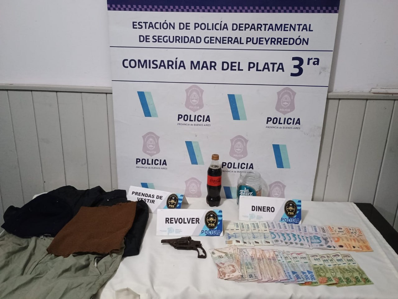 Entró armado a una rotisería y se llevó hasta la Coca