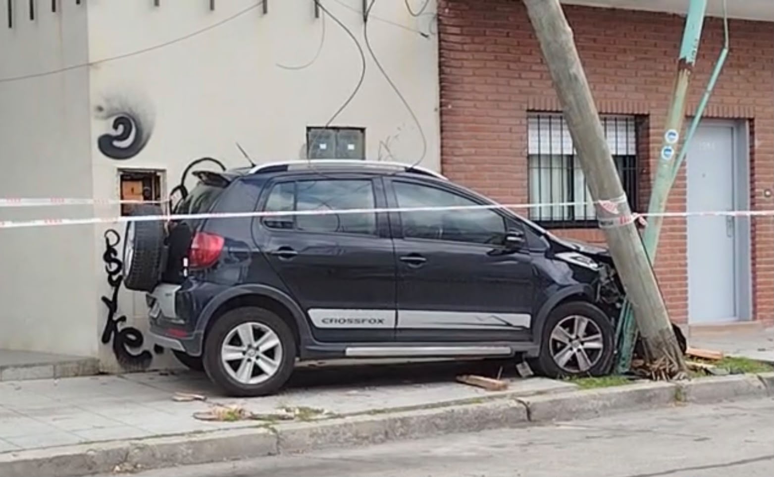 Un auto chocó contra un poste en Guido y Brown