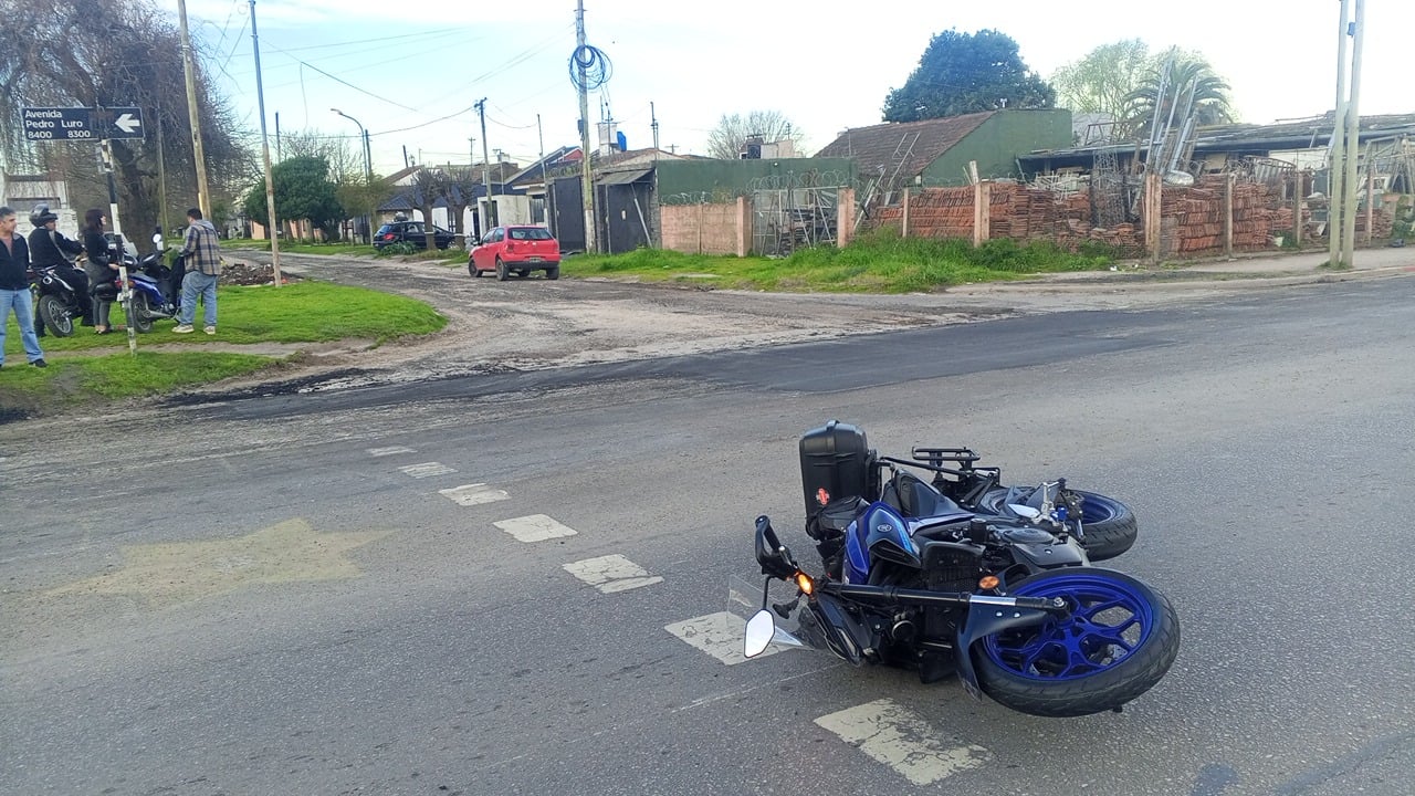 Grave choque en Luro y Czetz dejó herido a un motociclista