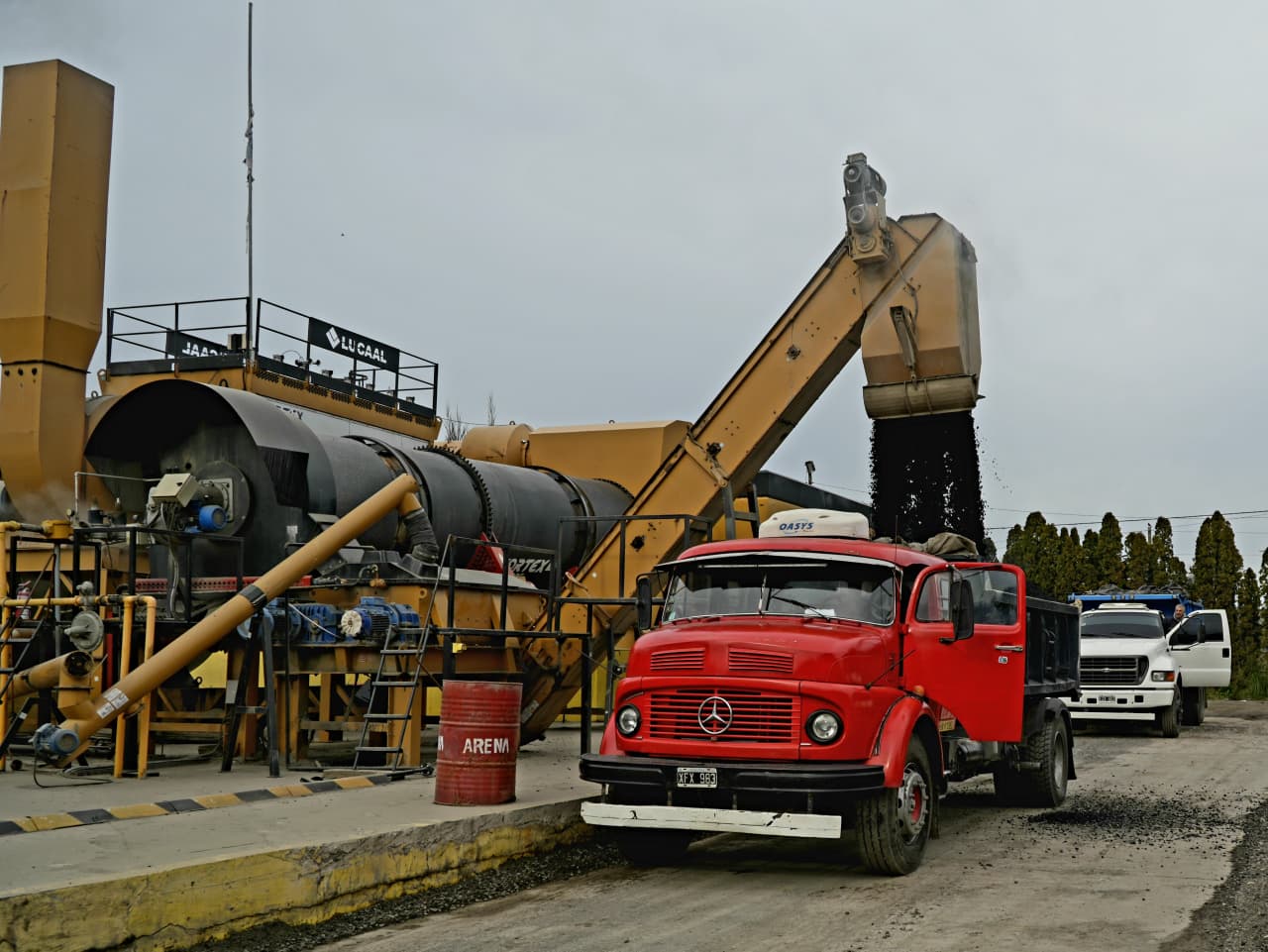 El bacheo se fabrica acá y promete bajar 30% los costos