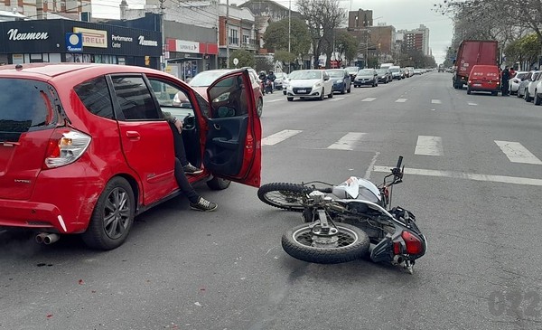 Un auto no pudo frenar y chocó en avenida Independencia