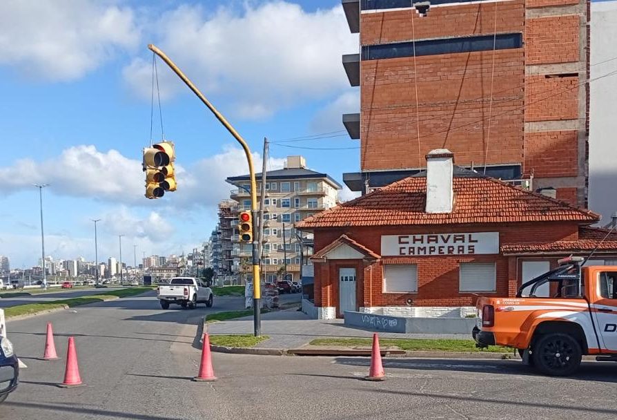 18 postes abajo: el viento desarmó Mar del Plata