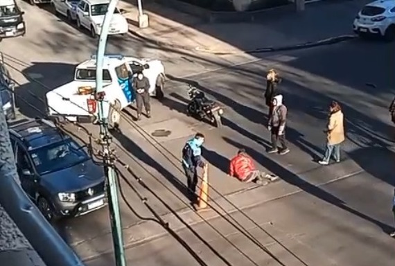 Motociclista atropelló a un peatón y se fracturó una pierna