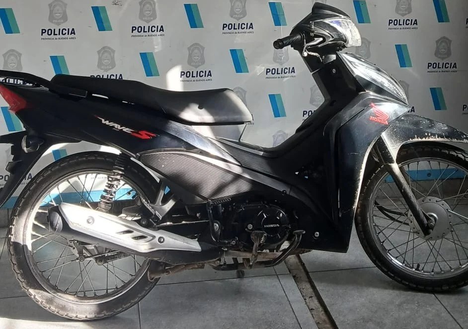 Sin casco, sin patente y con moto robada en Jara y Falucho