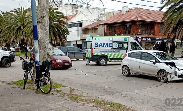 Choque en una esquina transitada: asistieron a tres personas