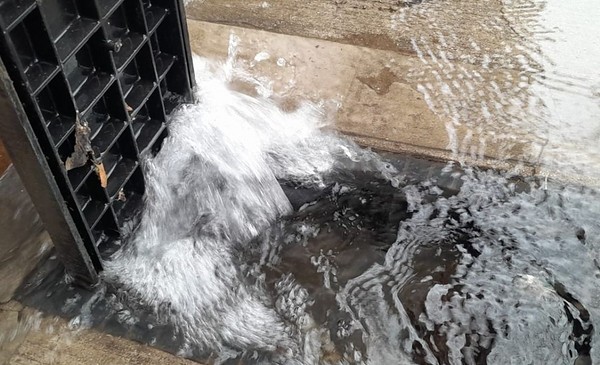 Robaron 2 medidores y se inundó todo en Alvarado y Catamarca
