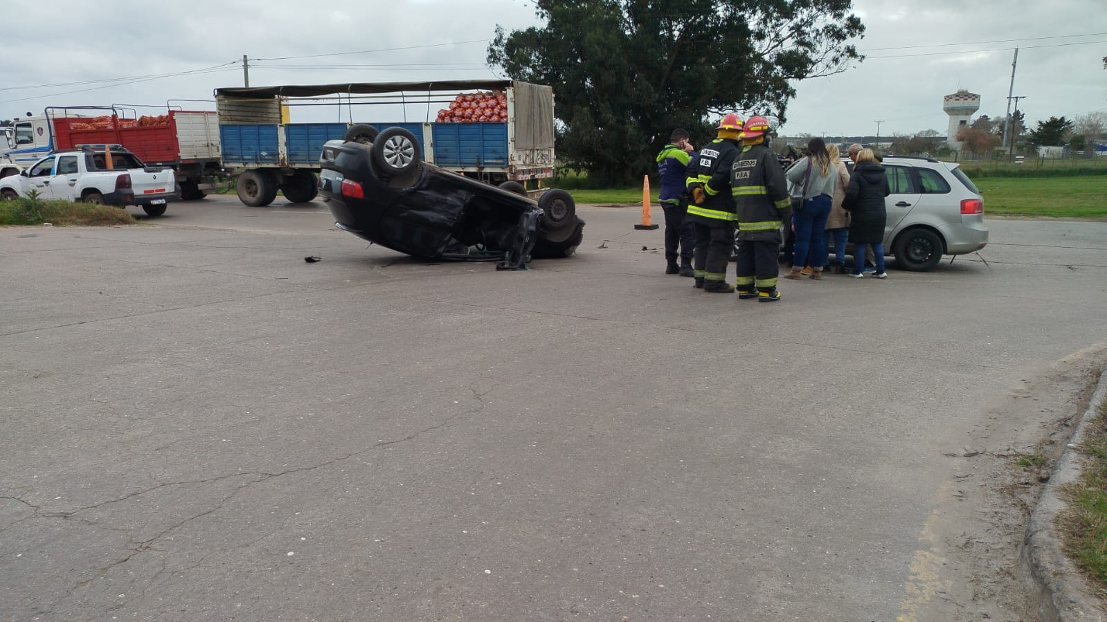 Choque y vuelco en la Ruta 88 junto al Parque Industrial
