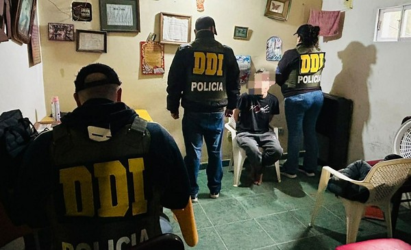Cayó con un matafuegos y una yuga tras robar un Uber
