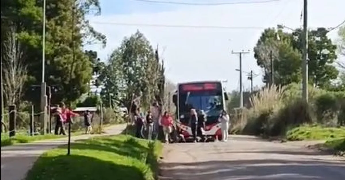 Vecinos frenaron colectivos por el mal servicio