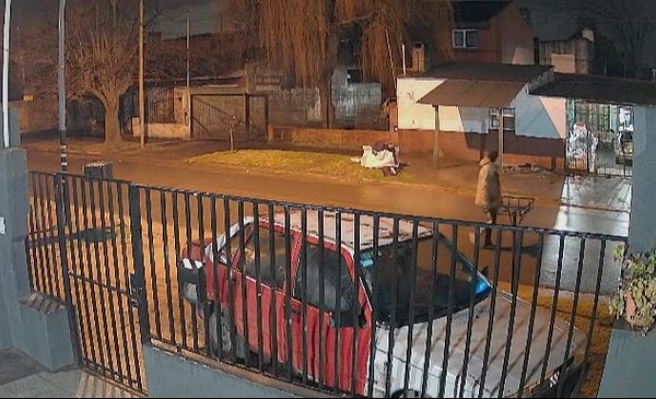 Cortó la luz y se llevó plata y una garrafa