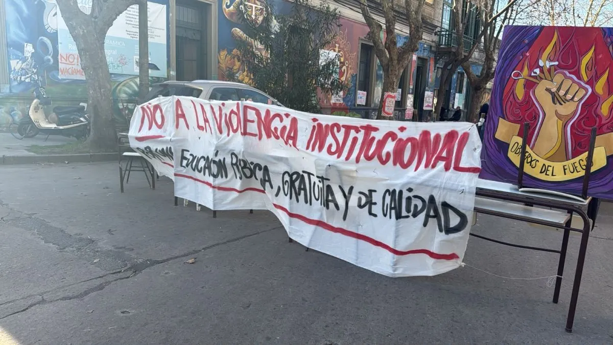 Sentada en Cerámica por el regreso de la directora
